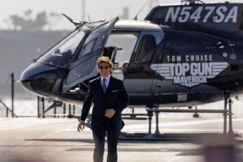 تام کروز با هلیکوپتر روی ناو جنگی فرود آمد