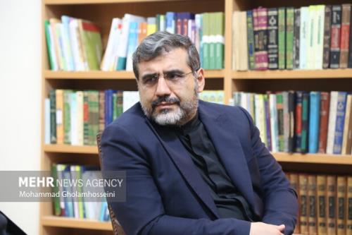 هیچ شکافی بین هنرمندان و دولت وجود ندارد