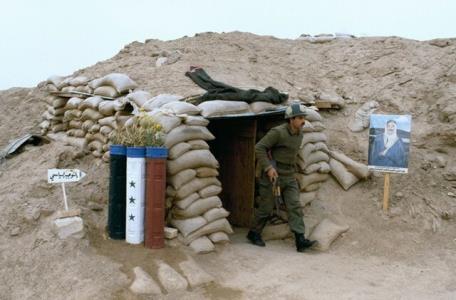 خود زنی سرباز بعثی در جمع اسرای ایرانی